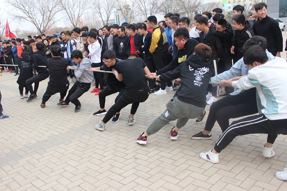 学生拔河比赛